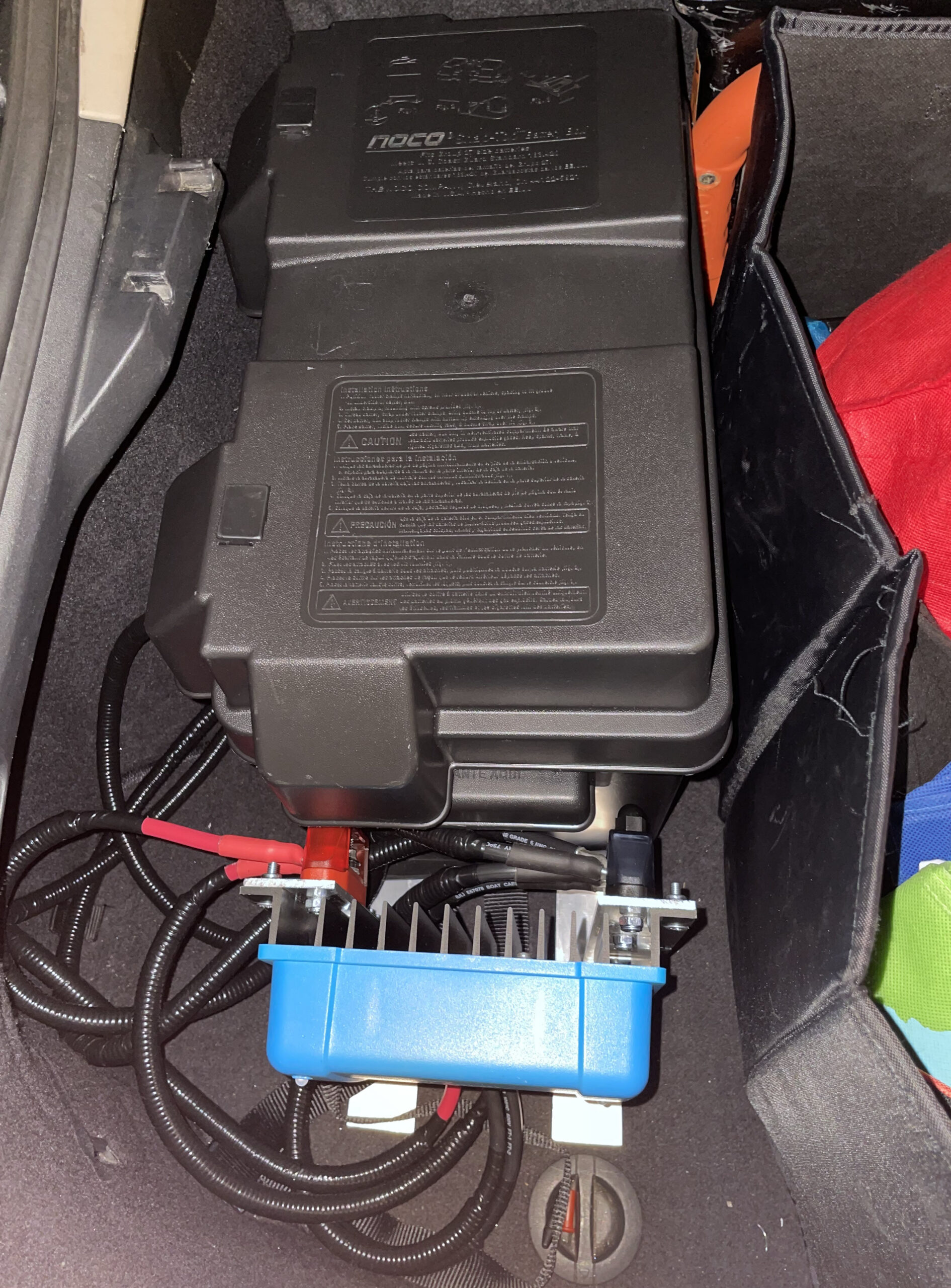 Picture of a 18A DC to DC charger mounted in front of a battery box containing a LiFePO4 battery